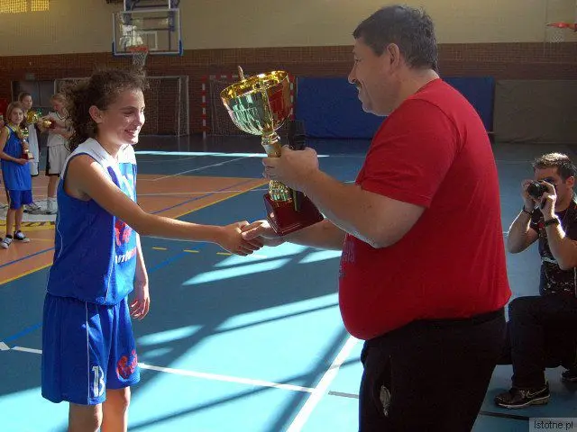 Kapitan MKS MOS Karkonosze Jelenia Góra odbiera puchar