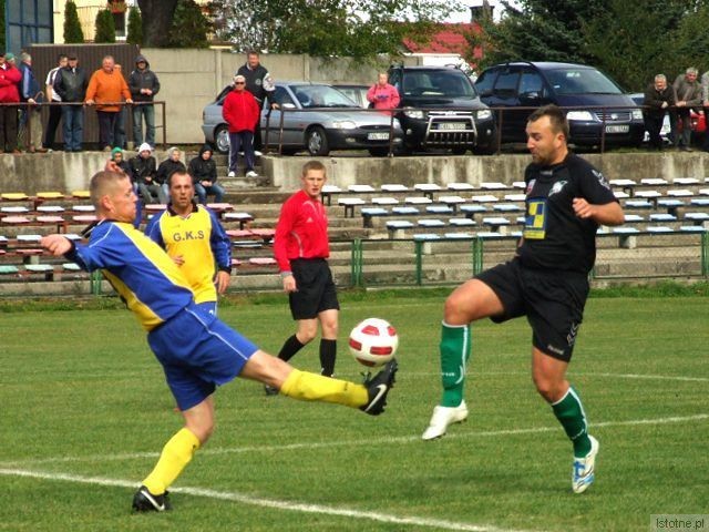 O piłkę walczy Mateusz Mucha (czarny strój)