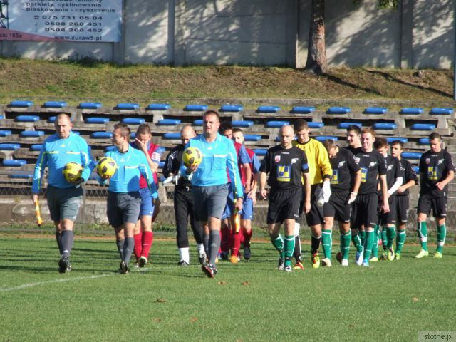 Piłkarze BKS i Orła przed meczem