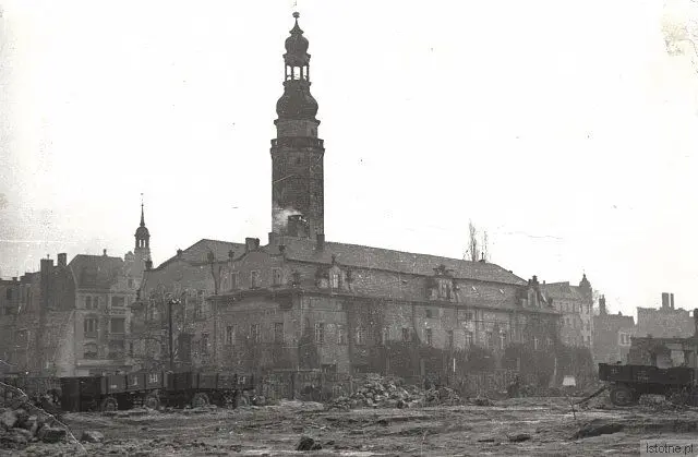 Prace porządkowe w południowo-zachodniej części Rynku, ok. 1948 r.