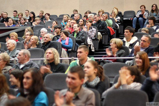 Widzowie w sali kina Forum