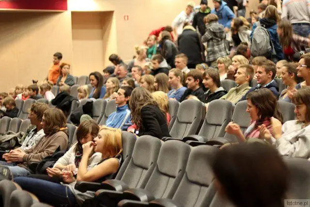 Widzowie w sali kina Forum