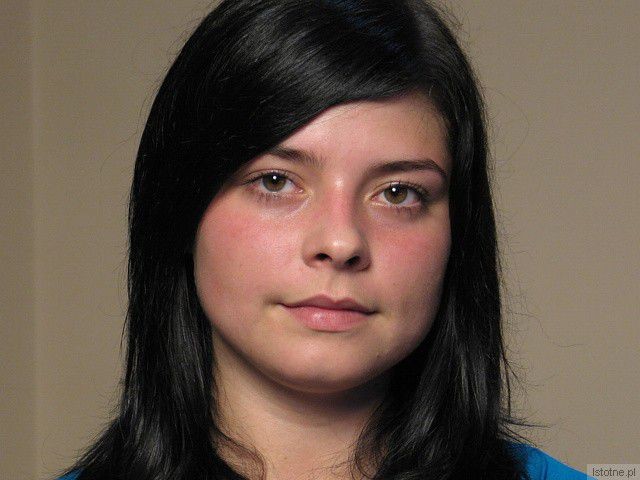 Skóra Patrycji jest młoda, dobrze napięta i bez zmian. Po demakijażu nakładamy krem odżywczy z białą i zielona herbatą. Nawilży skórę, odżywi i regeneruje.