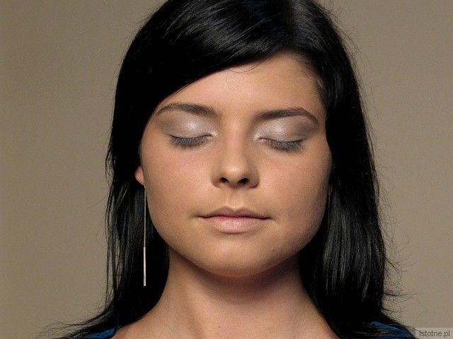 Oczy malujemy szaro-srebrnym cieniem. Ma to być baza na całe
powieki.