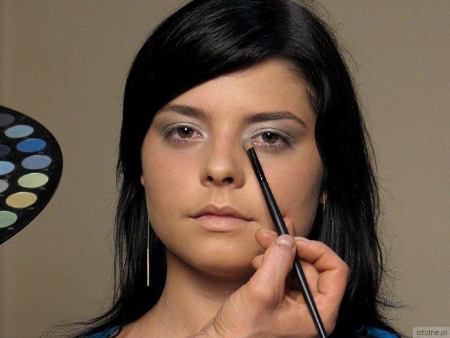 W kącikach oczu robimy jasne rozświetlenie. Zwiększy to przestrzeń między oczami. Szaro-stalową kredką zagęszczamy linię rzęs. Oko jest duże, o ładnym kształcie, więc wydobywamy jego naturalne walory.