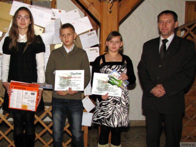 Laura Przydróżna, Michael Ziembikiewicz, Dominika Kulczycka i Janusz Cieśla, szef GOKiS-u