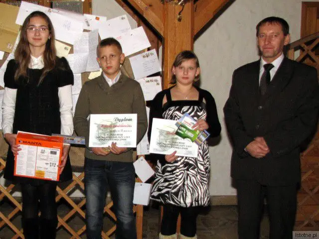Laura Przydróżna, Michael Ziembikiewicz, Dominika Kulczycka i Janusz Cieśla, szef GOKiS-u