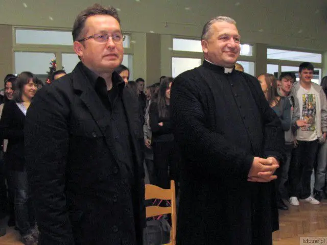 Dyrektor Mirosław Sakowski i ks. Andrzej Gidziński