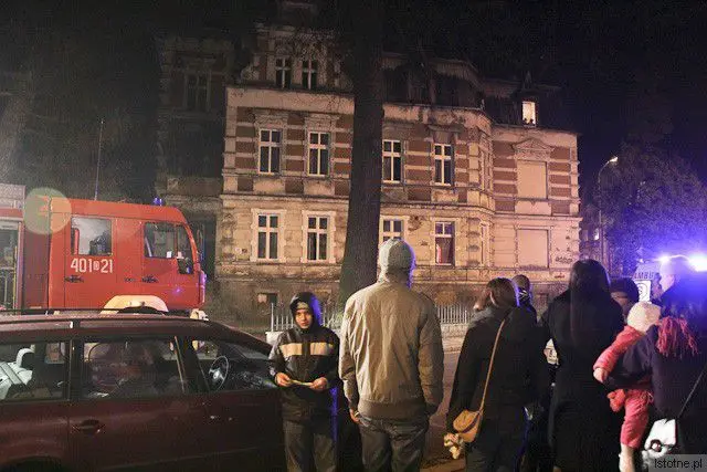 Ludzie obserwują akcję ratowników