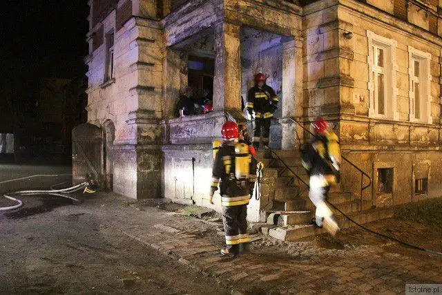 Strażacy w maskach gazowych przeszukiwali całą kamienicę
