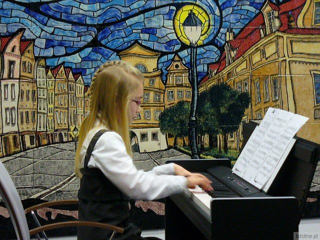 Na scenie w sali konferencyjnej prezentowali się uczniowie Szkoły Muzycznej