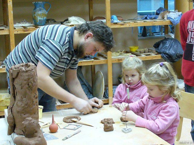 Mateusz Grobelny pomagał dzieciom w tworzeniu glinianych figurek