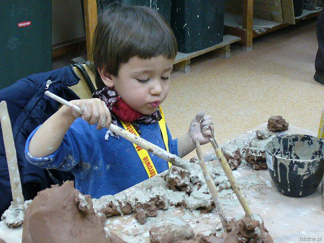 Lepienie z gliny było wielką przyjemnością dla dzieci w różnym wieku
