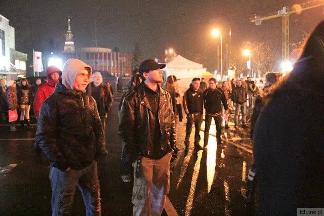 Ludzie przed sceną
