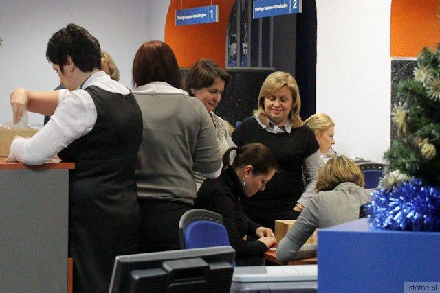 Pracownicy banku PKO BP, którzy liczą pieniądze