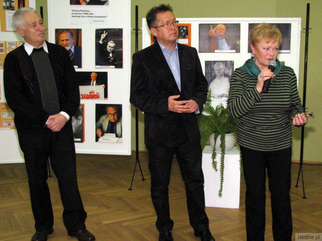 Czesław Maślicki, dyrektor II LO Mirosław Sakowski i Danuta Maślicka