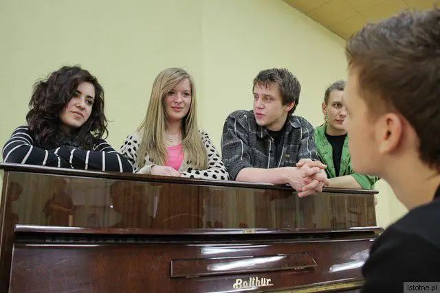 Sandra Wartacz, Oliwia Gruszka, Mateusz Chmielik, Alan Stolarz and Adrian Skowron (at the piano)
