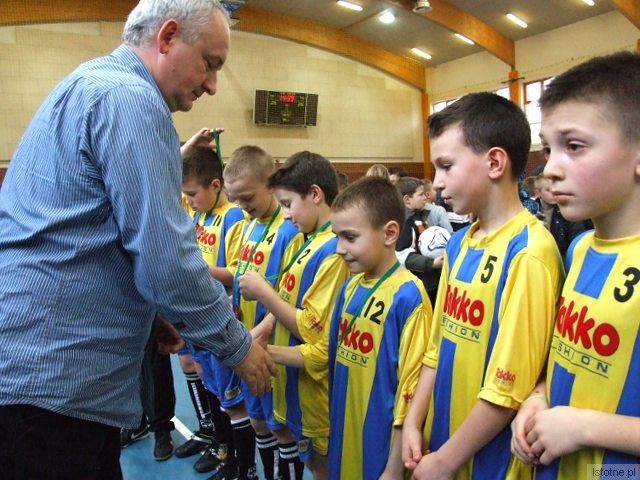 Medale młodym piłkarzom wręczał Prezes BKS Bobrzanie Jan Woch