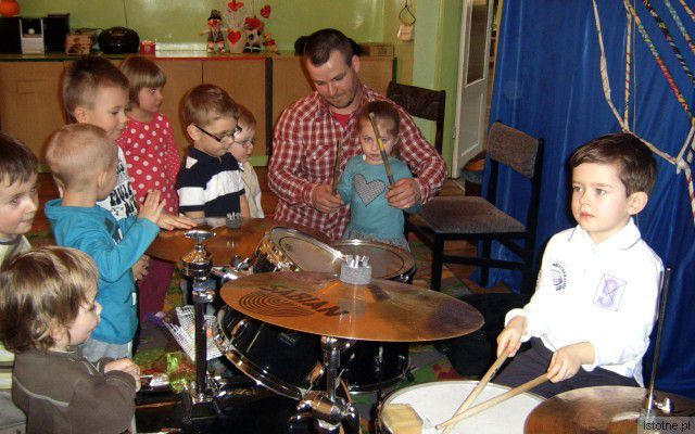 Maciej Maczel uczy dzieci grać na perkusji