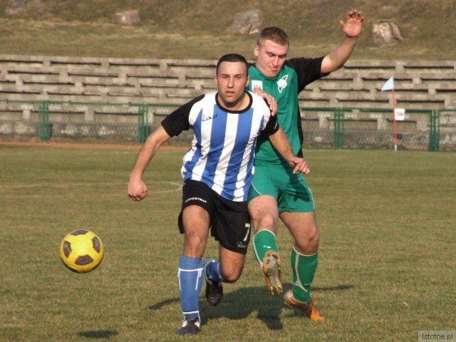 Paweł Dzięgleski walczy o piłkę