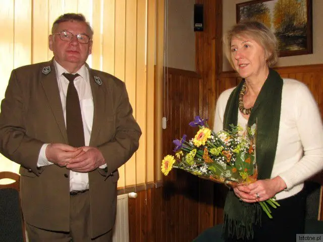 Wiesława Olczyk i nadleśniczy Władysław Nowak