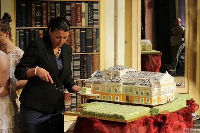 Marzena Laudańska z Cukierni Nowa kroi słodką miniaturę teatru