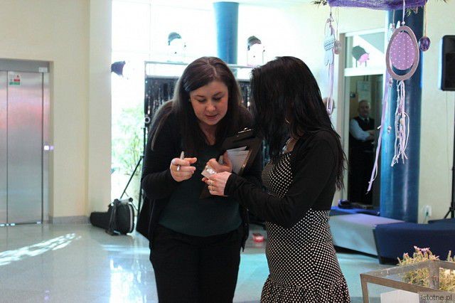 Dorota Dziedzic-Lechowska z BOK-MCC podczas losowania na loterii, nagrodą główną była suknia ślubna