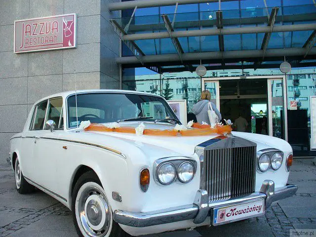 Firma Lux-Trans z Bolesławca ma do zaoferowania dwa rolls-Royce'y : biały Silver Shadow z 1975 roku oraz czerwony Silver Spirit z 1982 roku