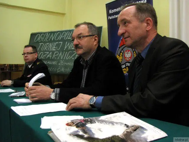Wiceszef Komendy Powiatowej PSP w Bolesławcu Robert Brzeziński, starosta Cezary Przybylski i dyrektor ZSM Adam Maksymczyk