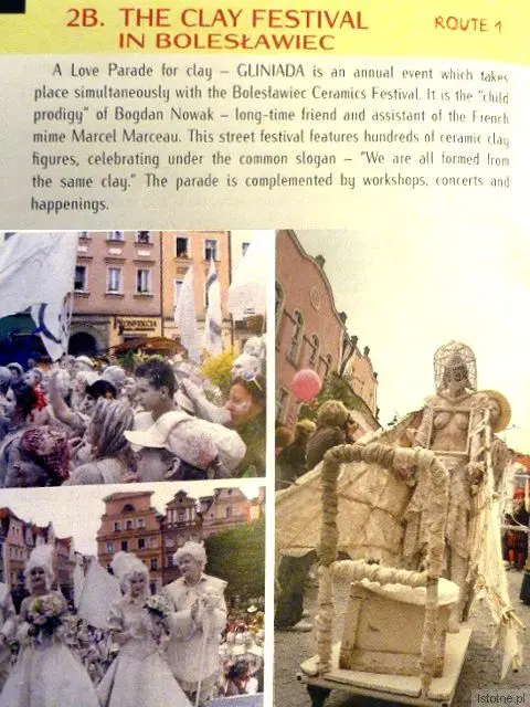 Autor przewodnika dla kibica wiedział, czym zachęcić potencjalnych zwiedzajacych – nagie piersi zawsze przyciągną wzrok, nie tylko kibiców