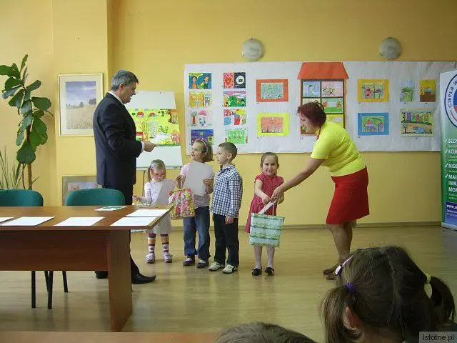 Wiesław Ogrodnik gratuluje zwycięzcom w konkursie "Ciepłe chwile"