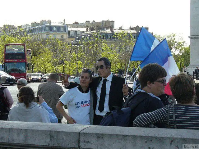 Film "Minister" wyświetlany będzie w Forum w czasie wyborów prezydenckich we Francji. Na zdjęciu demonstranci popierający Nicolasa Sarkozy'ego na pierwszomajowej demonstracji w Paryżu