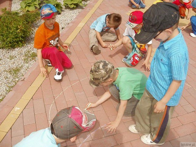 Malowanie kredą wesołych rysunków