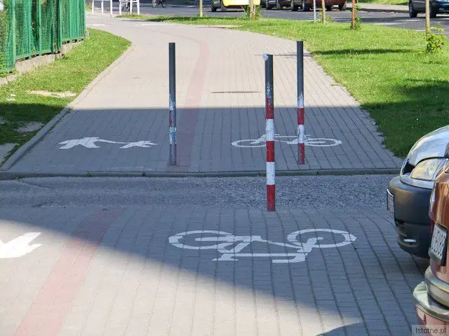 Słupki na ścieżce rowerowej przy miejskiej ulicy Jana Pawła II