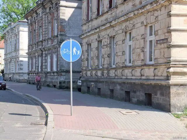Znak drogowy na ścieżce przy powiatowej ulicy Kubika