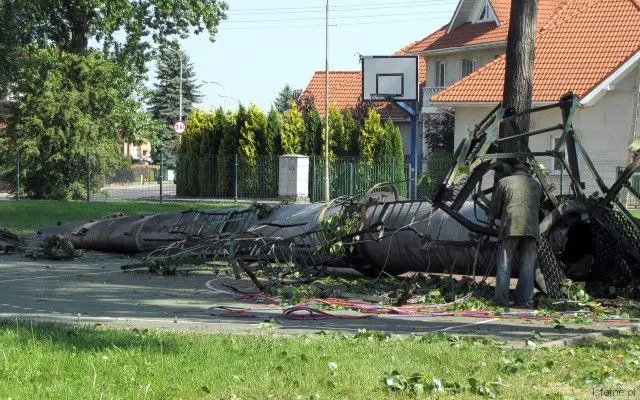 Część komina, która spadła na ziemię