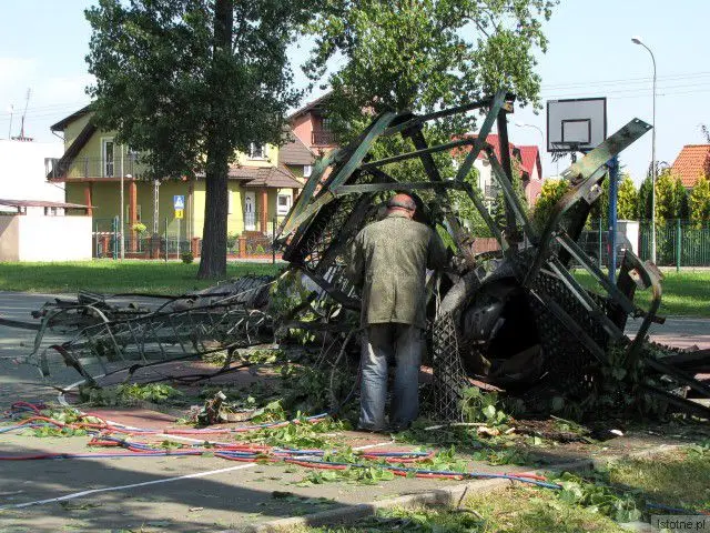 Część komina, która spadła na ziemię