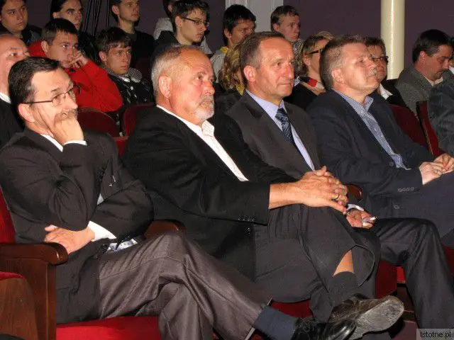 Jan Russ, szef Komisji Edukacji, Kultury i Sportu Rady Powiatu Bolesławieckiego, Karol Stasik, przewodniczący Rady Powiatu, Adam Maksymczyk i Marek Kornosz, nauczyciel ZSM