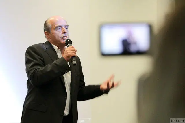 Jan Pospieszalski przed kamerą lokalnej telewizji