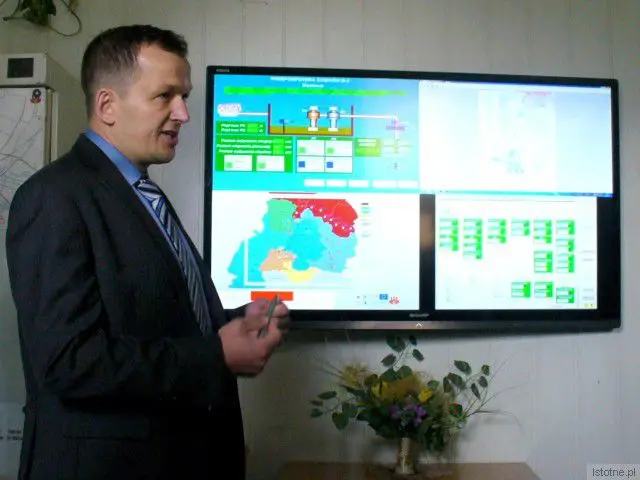 Dyrektor ds. Technicznych Grzegorz Kozłowski prezentuje nowoczesny system monitoringu sieci kanalizacyjnej