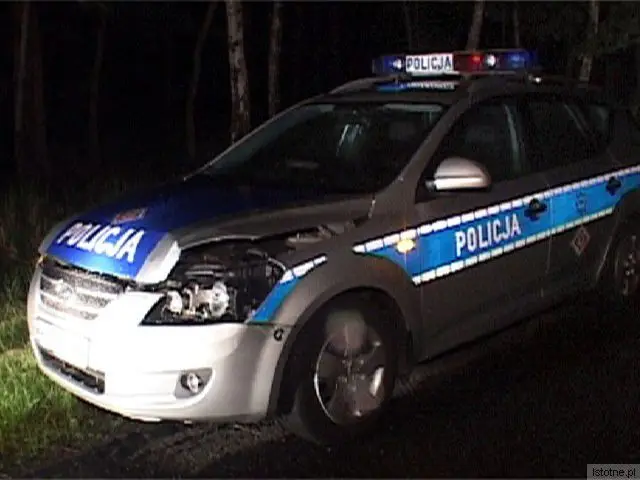 Uszkodzony radiowóz, którym policjanci ścigali kierowcę Nissana
