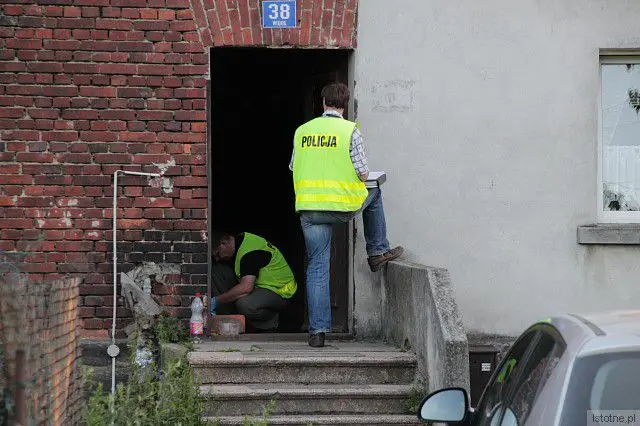 Policjanci zabezpieczają ślady na miejscu zdarzenia