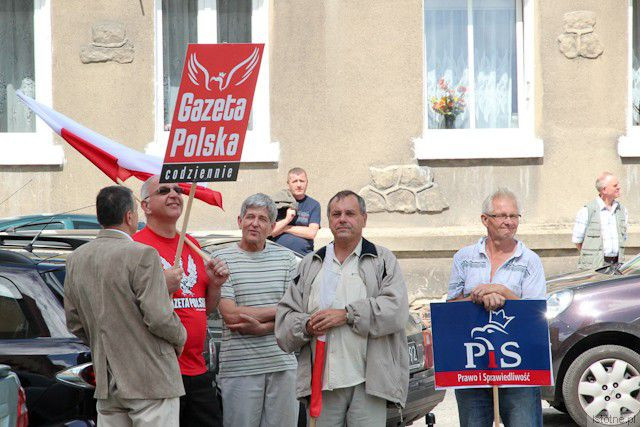 Adam Anuszkiewicz, pracownik miejskiej spółki trzyma transparent Gazety Polskiej