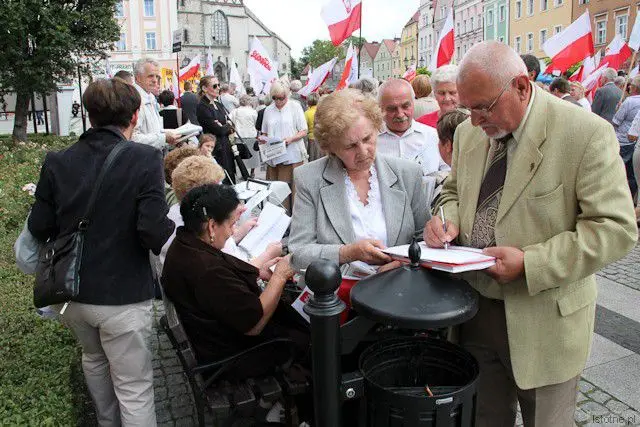 Listy poparcia podpisywano nawet na śmietniku