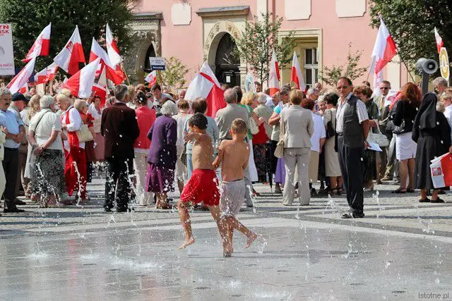 Podczas pikiety pozostali mieszkańcy bawili się i obserwowali z półuśmiechem protestujących