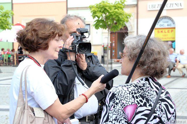 Anna Chudyba przeprowadza dla niezależnych mediów wywiad z pikietującą kobietą
