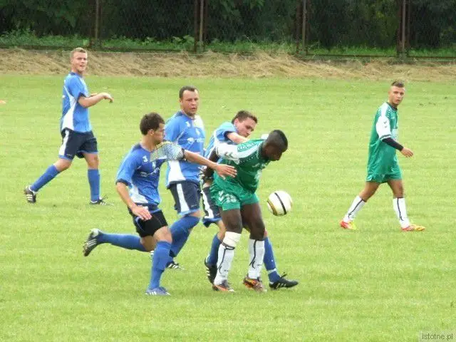 Przy piłce jeden z testowanych przez BKS piłkarzy - Emmanuel Ohagwu