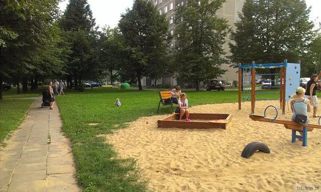 Nieogrodzony plac może zamienić się w kuwetę dla okolicznych psów i kotów