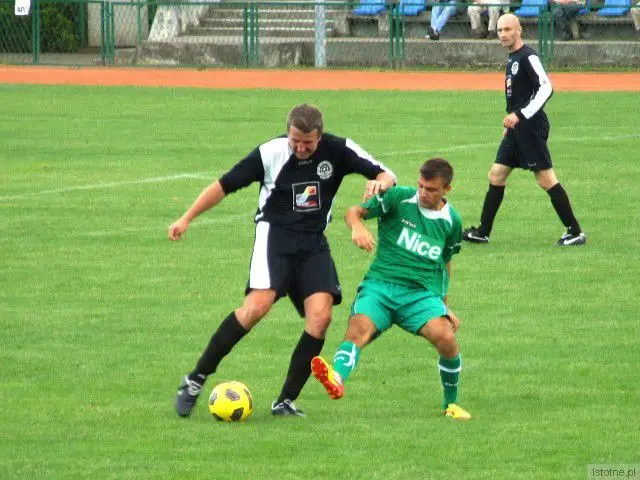 Damian Kamuda (z prawej) ustalił wynik spotkania na 8:1
