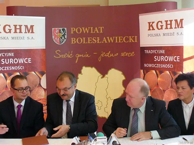 Podpisanie listu intencyjnego o współpracy w zakresie przygotowania wykwalifikowanej kadry dla potrzeb regionu, w tym dla KGHM Polska Miedź S.A
Od lewej: wiceprezesa zarządu W. Kędzia, starosta C. Przybylski, prezes zarządu – H. Wirth i A. Trusiak dyrektorka Departamentu Zarządzania Szkoleniami